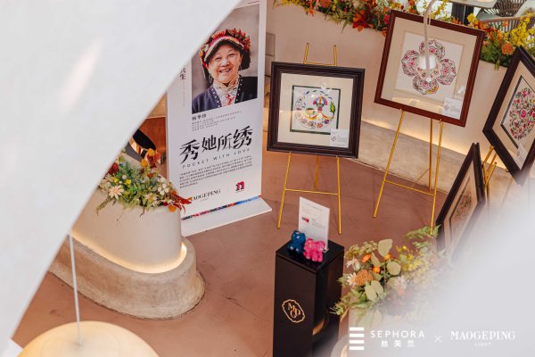 富灯网配资 文化织梦者：毛戈平·光韵“东方花园 因爱共生”