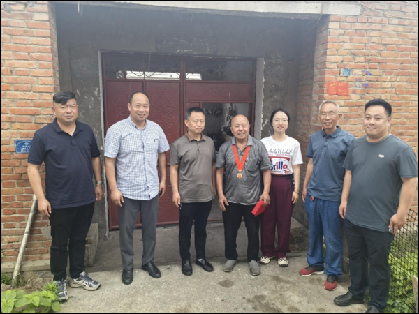 普患配资 致敬初心 薪火传承——百善镇开展“光荣在党50年”纪念章入户颁发活动_大皖新闻 | 安徽网