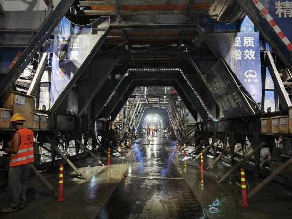 上尚策 柳梧铁路4标项目蒙冲隧道顺利贯通