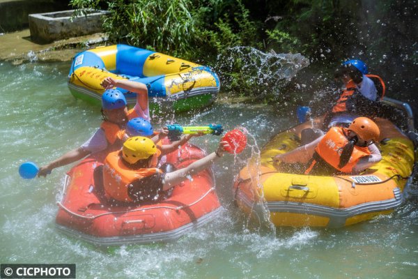 长红配资 重庆：酷暑来临漂流欢